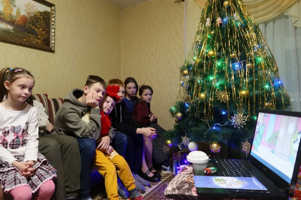 В гостях в Доме семейного типа побывали спасатели Белыничского РОЧС. Фото: mogilev.mchs.gov.by