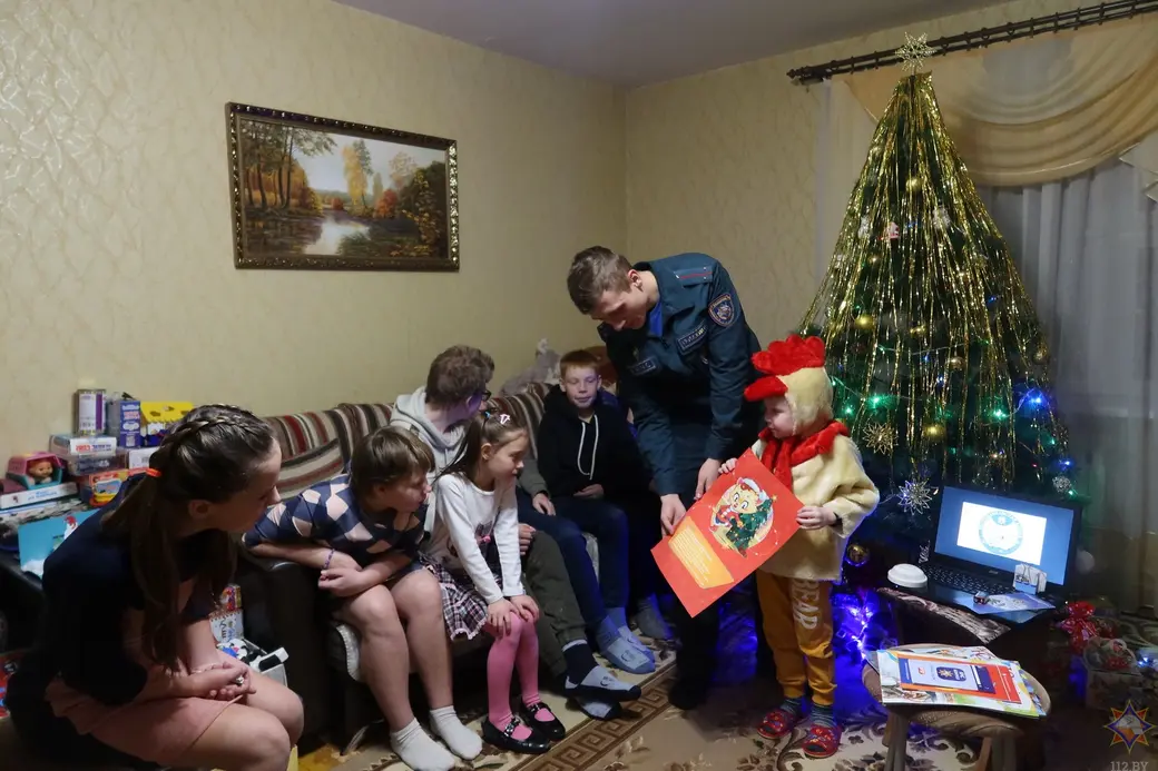 В гостях в Доме семейного типа побывали спасатели Белыничского РОЧС. Фото: mogilev.mchs.gov.by