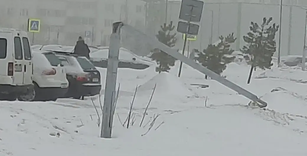 27.12.2022 г. Могилев, Криулина. Мусоровоз снес три фонарных столба, фото: паблик «ЧП Могилев»