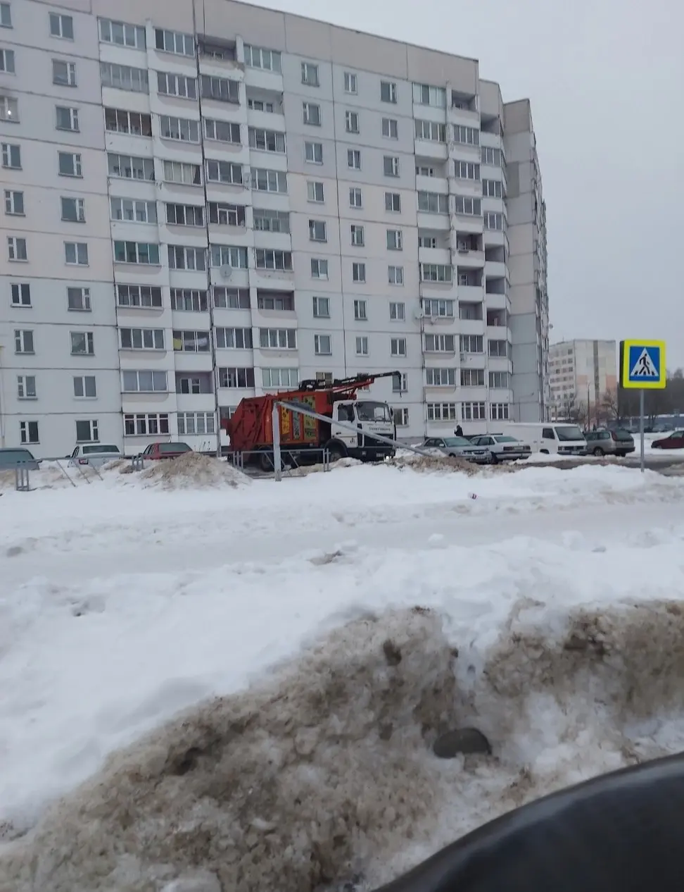 27.12.2022 г. Могилев, Криулина. Мусоровоз снес три фонарных столба, фото: паблик «ЧП Могилев»