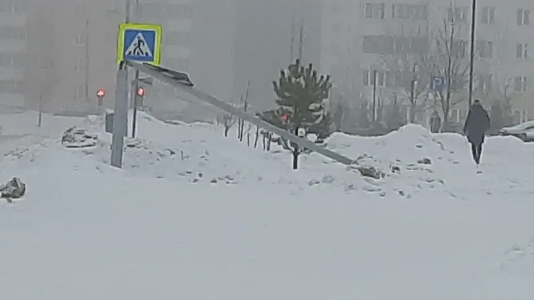 27.12.2022 г. Могилев, Криулина. Мусоровоз снес три фонарных столба, фото: паблик «ЧП Могилев»