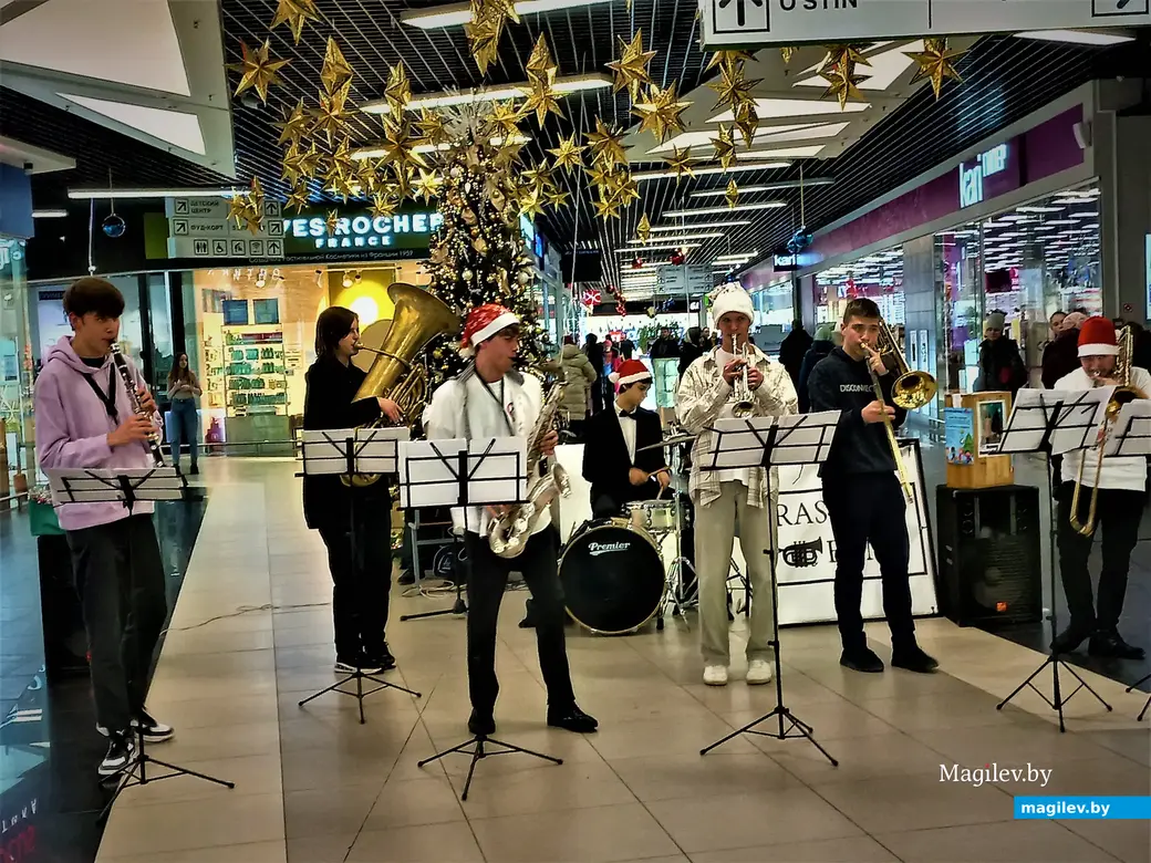 Выступает группа «Rastrub Band». Могилев, 28.12.2022 года.