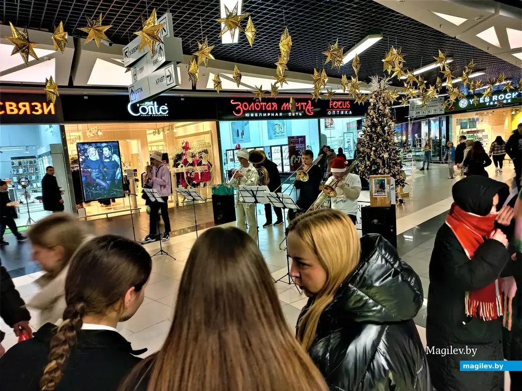 Выступает группа «Rastrub Band». Могилев, 28.12.2022 года.