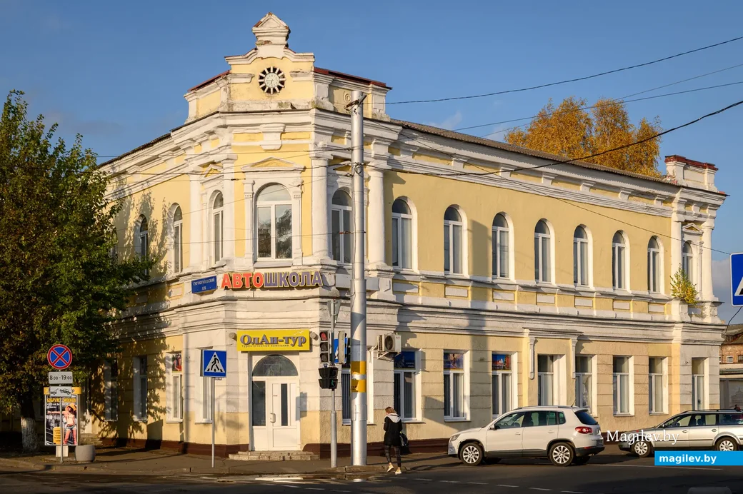 Современный вид здания на углу К. Маркса и Советской.