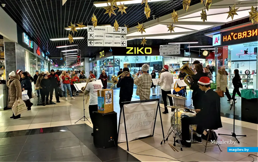 Выступает группа «Rastrub Band». Могилев, 28.12.2022 года.