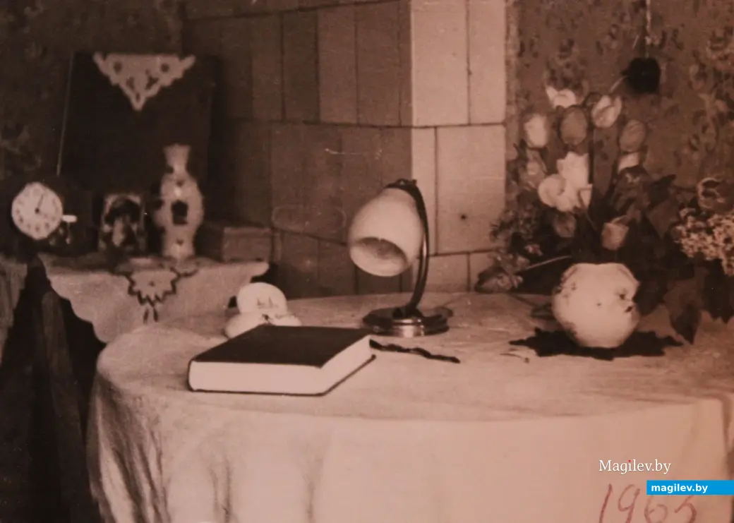 Обстановка квартиры №8 в доме №29 по улице Ленинской в Могилеве в 1950-х. Фото из семейного альбома Милы Яковлевны Болотовской.