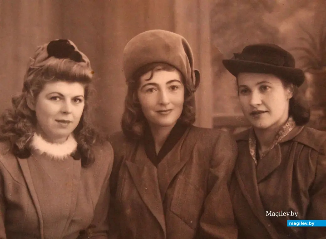 Ираида Львовна Болотовская (в центре фото) с подругами. 1960 год. Фото из семейного альбома Милы Яковлевны Болотовской.