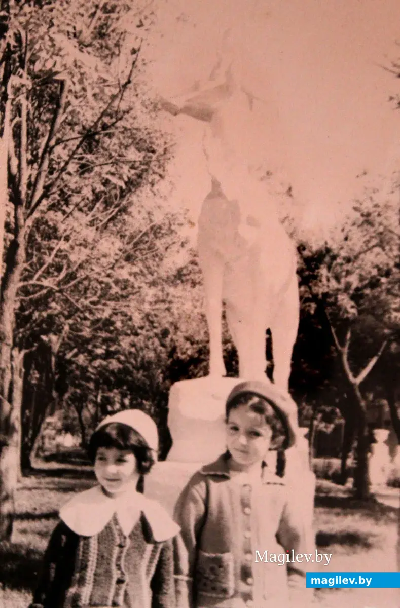 Мила Яковлевна (справа) с сестрой Евгенией в парке Горького Могилева. Начало 1960-х. Фото из семейного альбома Милы Яковлевны Болотовской.
