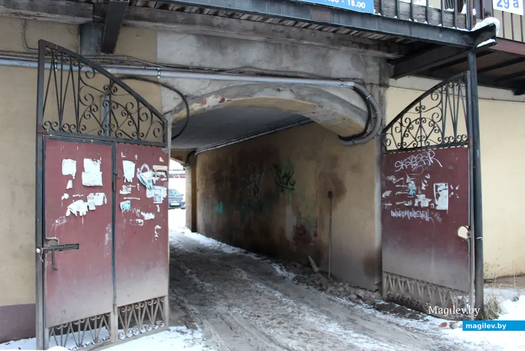 Арочный проход со двора дома №29 по улице Ленинской на улицу Пионерскую. Могилев, декабрь 2022 года.