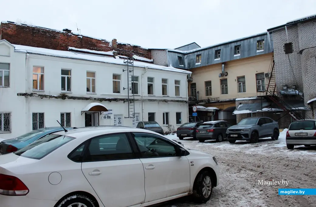 Двор-колодец дома №29 по улице Ленинской. В 2022-м он выполняет функцию парковки для машин. Могилев, декабрь 2022 год.