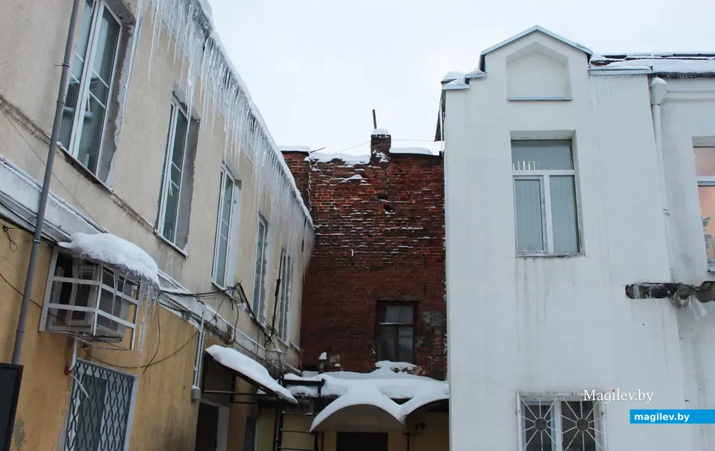 К 2022 году дома по улице Ленинской прошли через реконструкцию. Но не все. Могилев, декабрь, 2022 год.