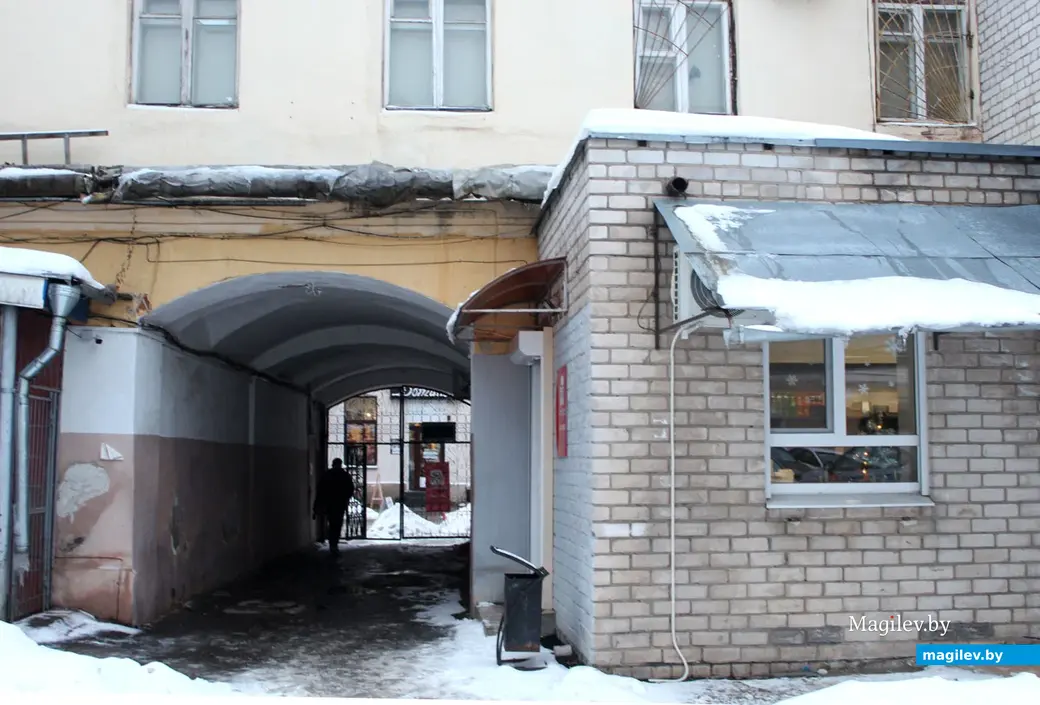 Арочный проход со двора дома №29 на улицу Ленинскую. Могилев, декабрь 2022 год.