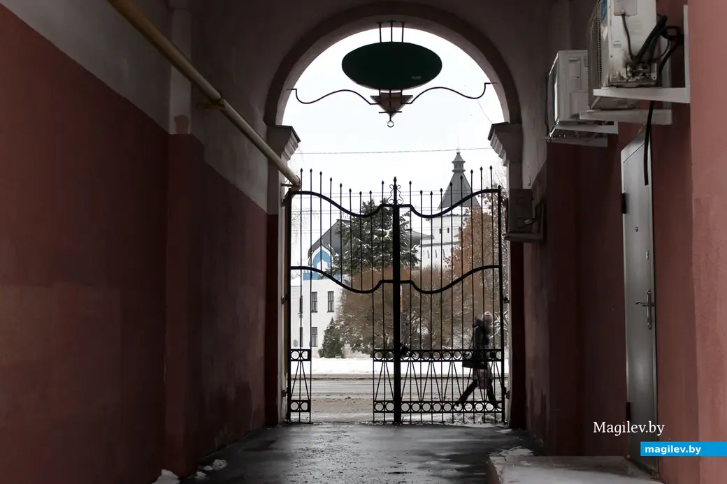 Арочный проход со двора дома №69 на улицу Первомайскую. Могилев, декабрь 2022 года.