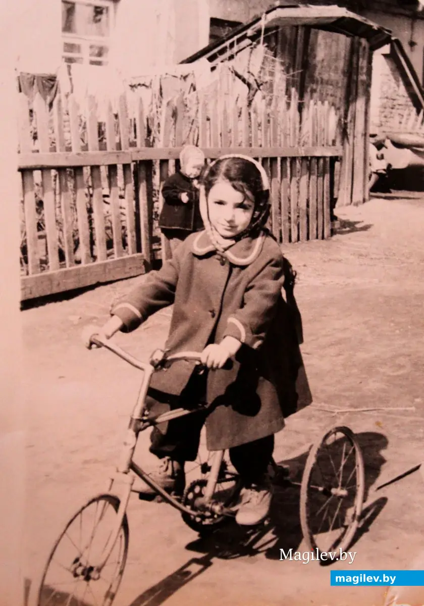 Мила Яковлевна Болотовская в своем родном дворе дома №29 по улице Ленинской. Начало 1960-х. Фото из семейного альбома Милы Яковлевны Болотовской.