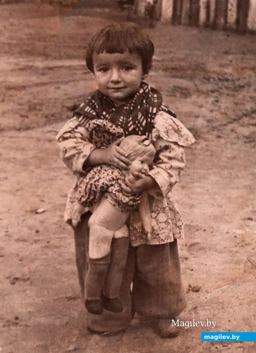 Мила Яковлевна Болотовская в своем родном дворе дома №29 по улице Ленинской. Конец 1950-х.. Фото из семейного альбома Милы Яковлевны Болотовской.