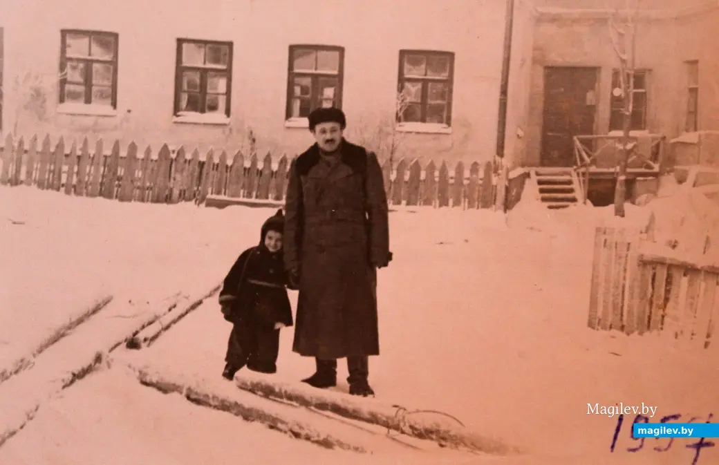 Мила Яковлевна Болотовская со своим отцом во дворе дома №29 по улице Ленинской. 1957 год. Фото из семейного альбома Милы Яковлевны Болотовской.