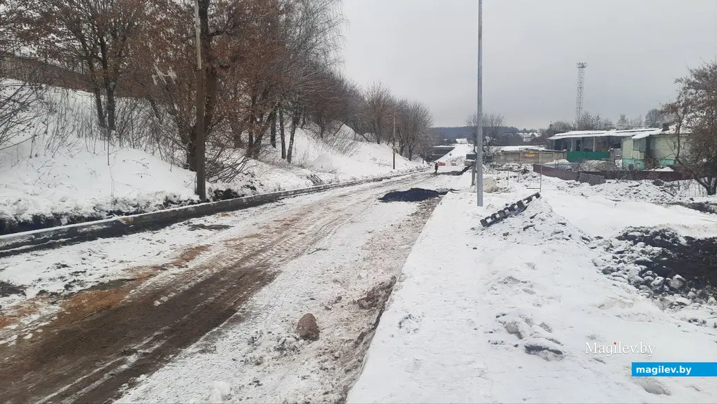 29.12.2022 г. Могилев. Ремонтные работы на дороге на пересечении улиц Первомайской и Витебского тупика всё еще идут