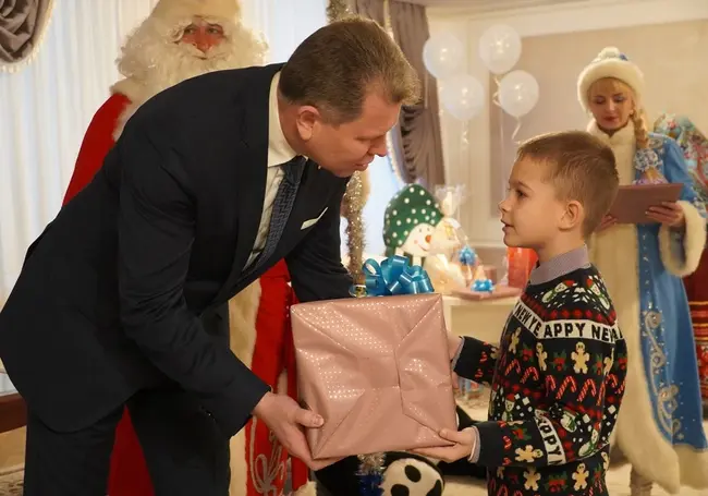 Александр Студнев стал Дедом Морозом, в музее открыли выставку к 100-летию СССР, а в деревне Махово заработал магазин: обзор СМИ за минувший день