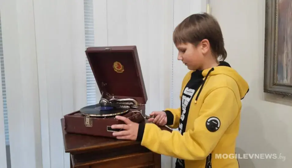 Экспозиция «Искусство для народа», посвященная 100-летию со дня образования СССР в Могилевском областном художественном музее им. П.В.Масленикова. Фото: Mogilevnews.by