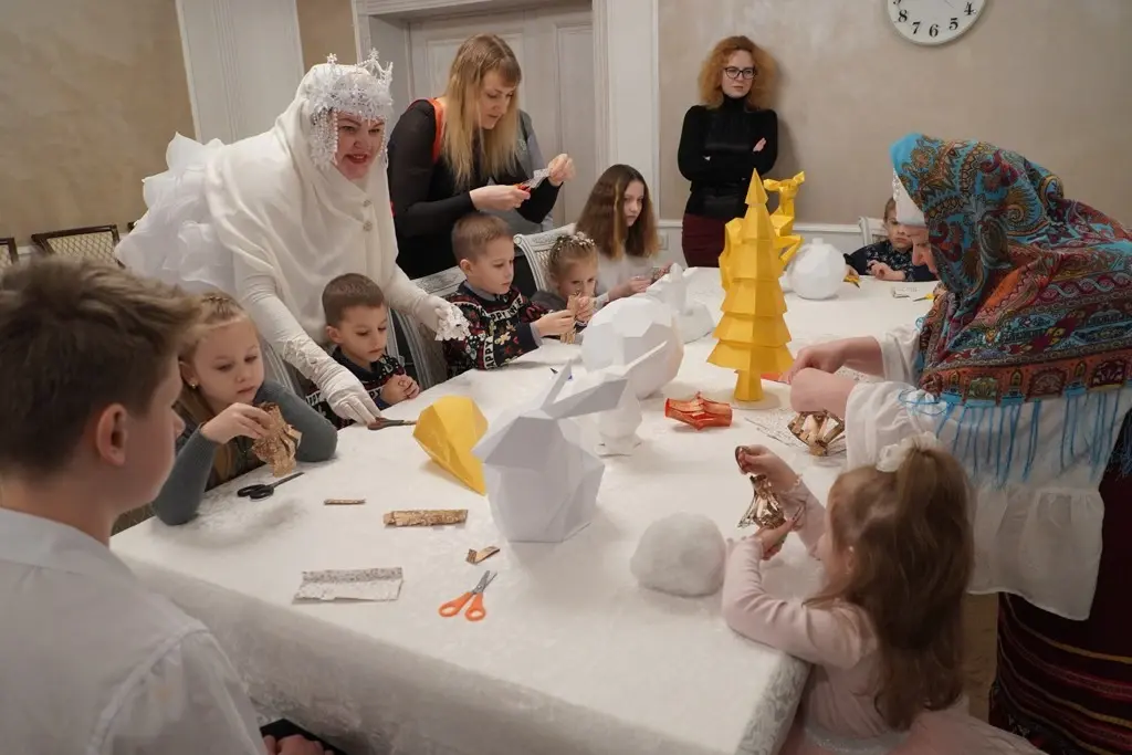 Председатель Могилевского горисполкома Александр Студнев вручил подарки ребятам. Могилев, 29.12.2022 г. Фото: vestnikmogileva.by