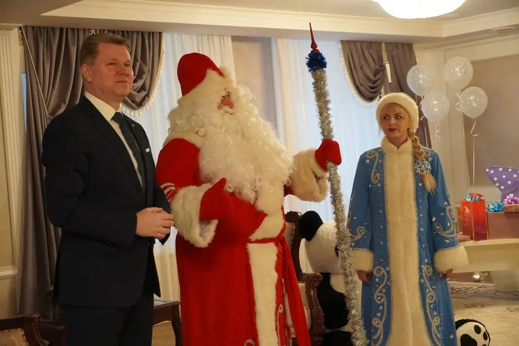 Председатель Могилевского горисполкома Александр Студнев вручил подарки ребятам. Могилев, 29.12.2022 г. Фото: vestnikmogileva.by