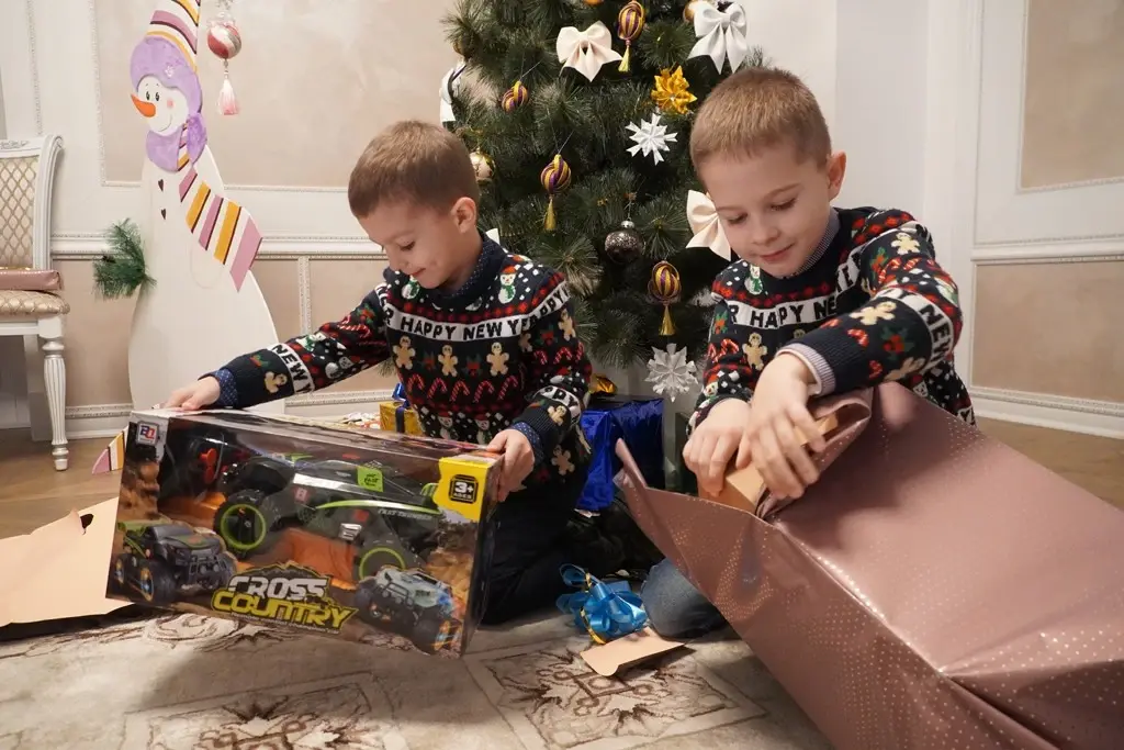 Председатель Могилевского горисполкома Александр Студнев вручил подарки ребятам. Могилев, 29.12.2022 г. Фото: vestnikmogileva.by