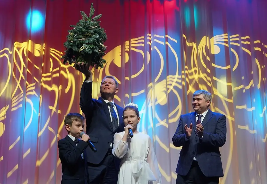 Председатель Могилевского горисполкома Александр Студнев вручил подарки ребятам. Могилев, 29.12.2022 г. Фото: vestnikmogileva.by