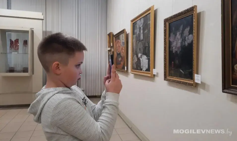 Экспозиция «Искусство для народа», посвященная 100-летию со дня образования СССР в Могилевском областном художественном музее им. П.В.Масленикова. Фото: Mogilevnews.by