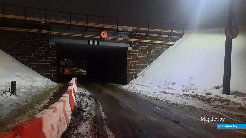 29.12.2022 г. Могилев. В вечернее время ограждение под мостом в Витебском тупике убрали, движение открыто, однако ремонтные работы, судя по наличию техники на дороге,