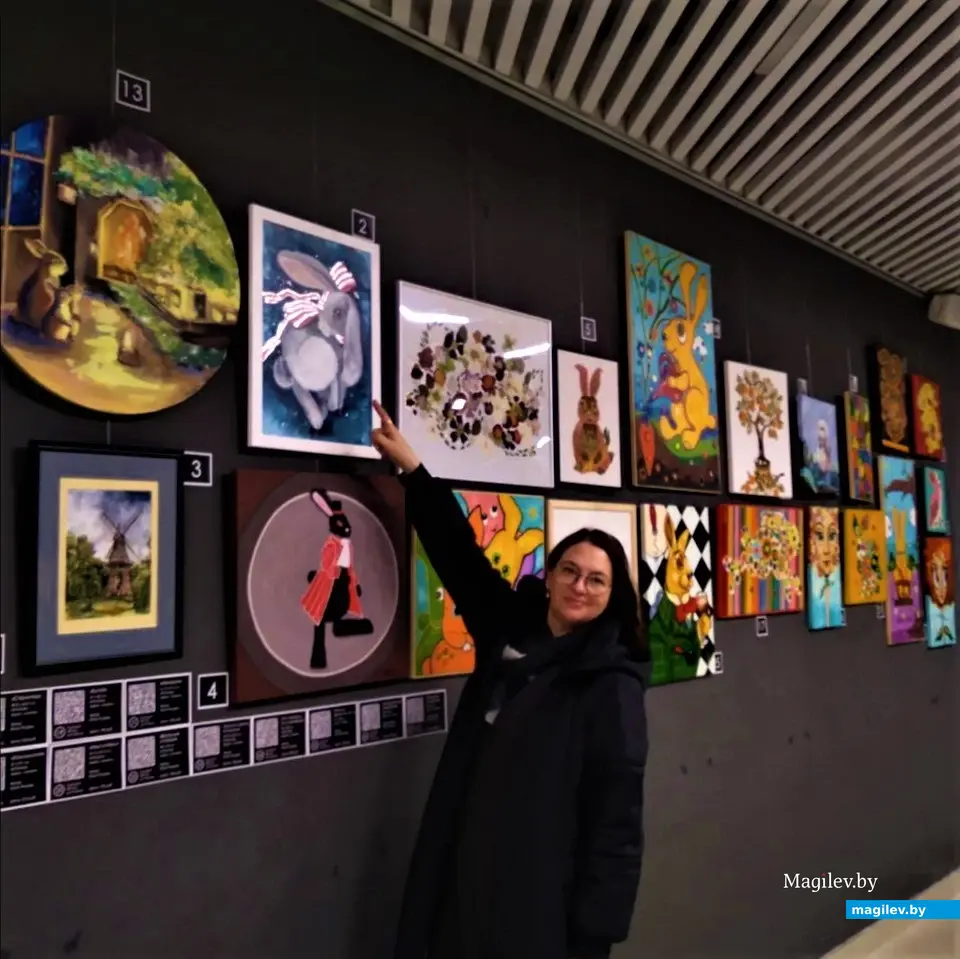 Художник Оксана Красницкая у островка современного искусства.