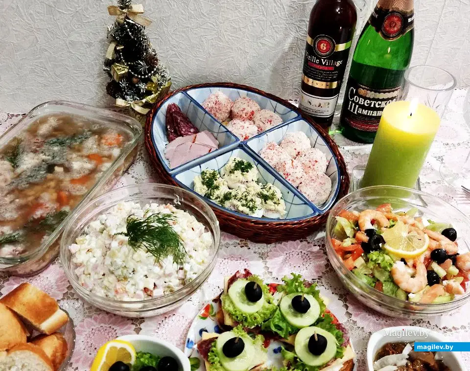 Сколько стоит накрыть стол на Новый год? Фото Ирины Половиковой.