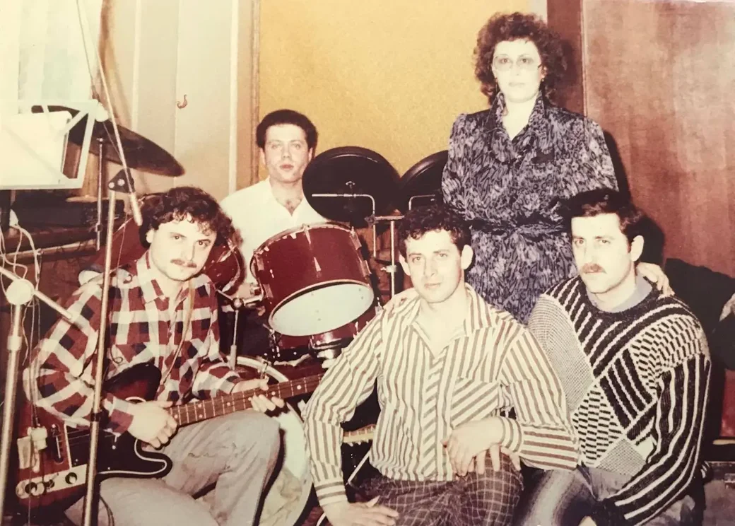 Эстрадный коллектив Эммы Станкевич, в котором играл Леонид в 1987-1989 годах. Наш герой - за