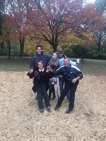 Леонид с сыновьями, женой и невесткой Региной (в центре)