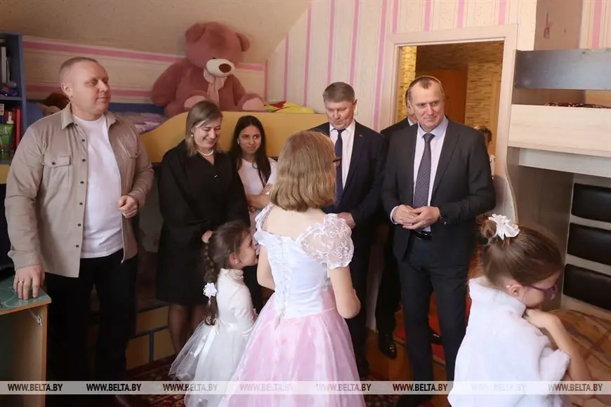 Председатель Могилевского облисполкома Анатолий Исаченко посетил дом семейного типа в Краснополье. Фото: БЕЛТА