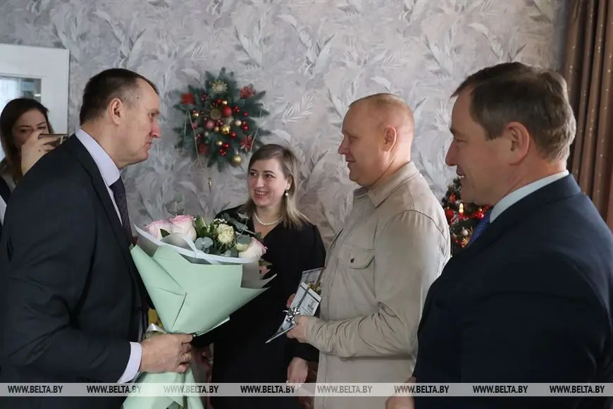 Председатель Могилевского облисполкома Анатолий Исаченко посетил дом семейного типа в Краснополье. Фото: БЕЛТА