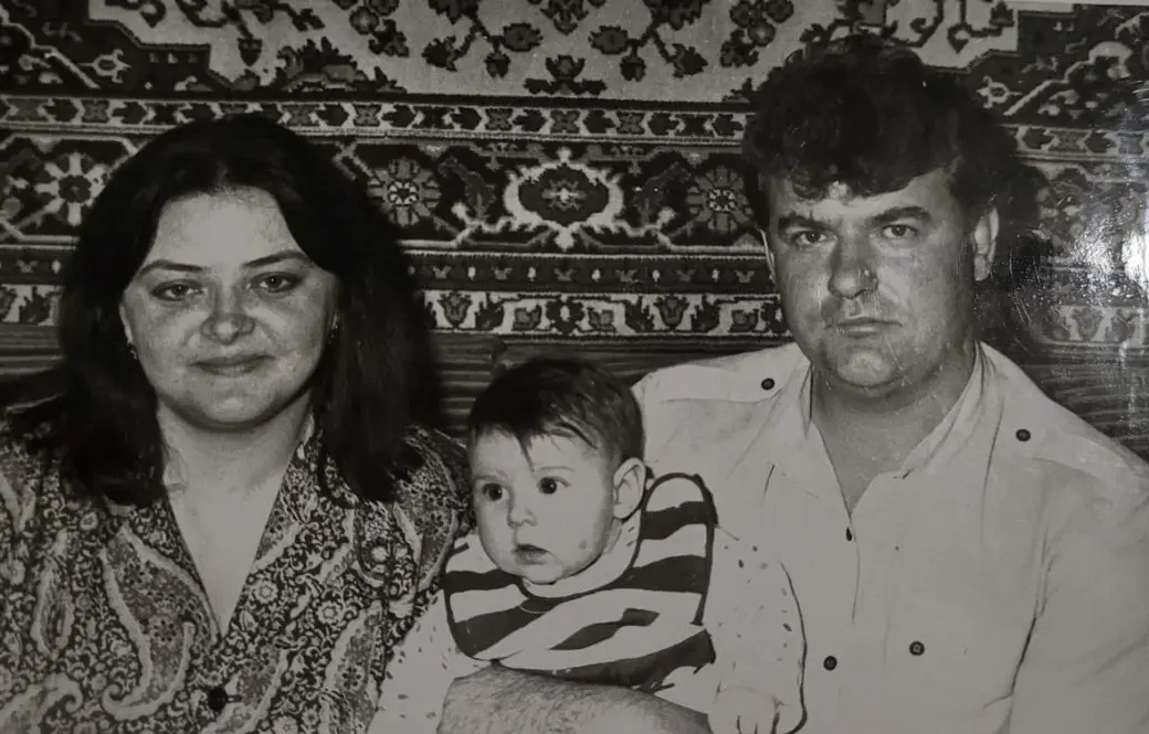 Маленькая Лена с родителями Инессой Егоровной и Валерием Викторовичем, 1990 год.