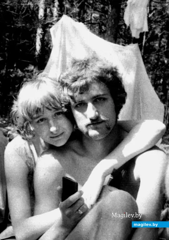 Загадка века: что это еще за мобильник у девушки в руках? Под Могилевем, 1970-е годы.