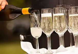 Что делать, если в человека попала пробка от бутылки шампанского? Советует врач