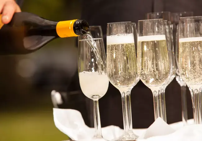 Что делать, если в человека попала пробка от бутылки шампанского? Советует врач