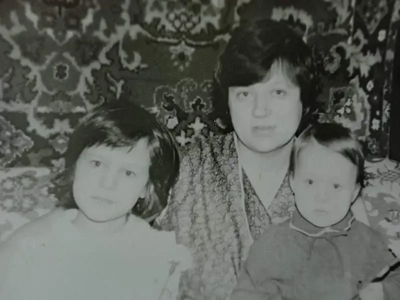 Девятилетняя Елена с мамой Галиной Николаевной и шестилетней сестрой Мариной, 1991 год.