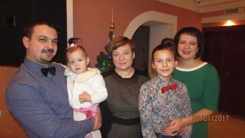35-й день рождения 1 января 2017 год. Елена с Мужем, дочерями и мамой в ресторане.