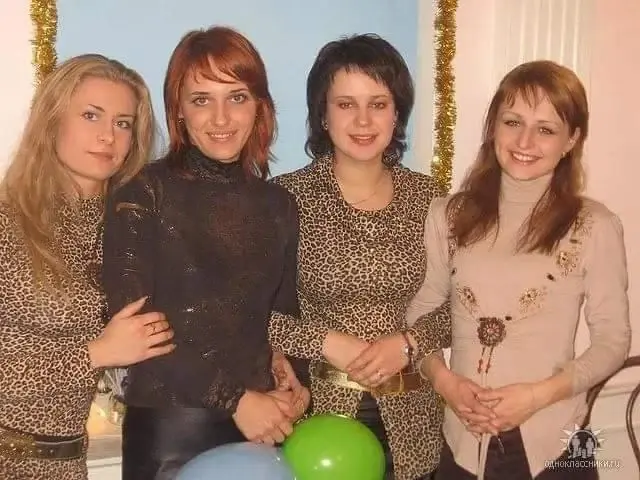 1 января 2007 года. Елена (вторая справа) в кругу подруг