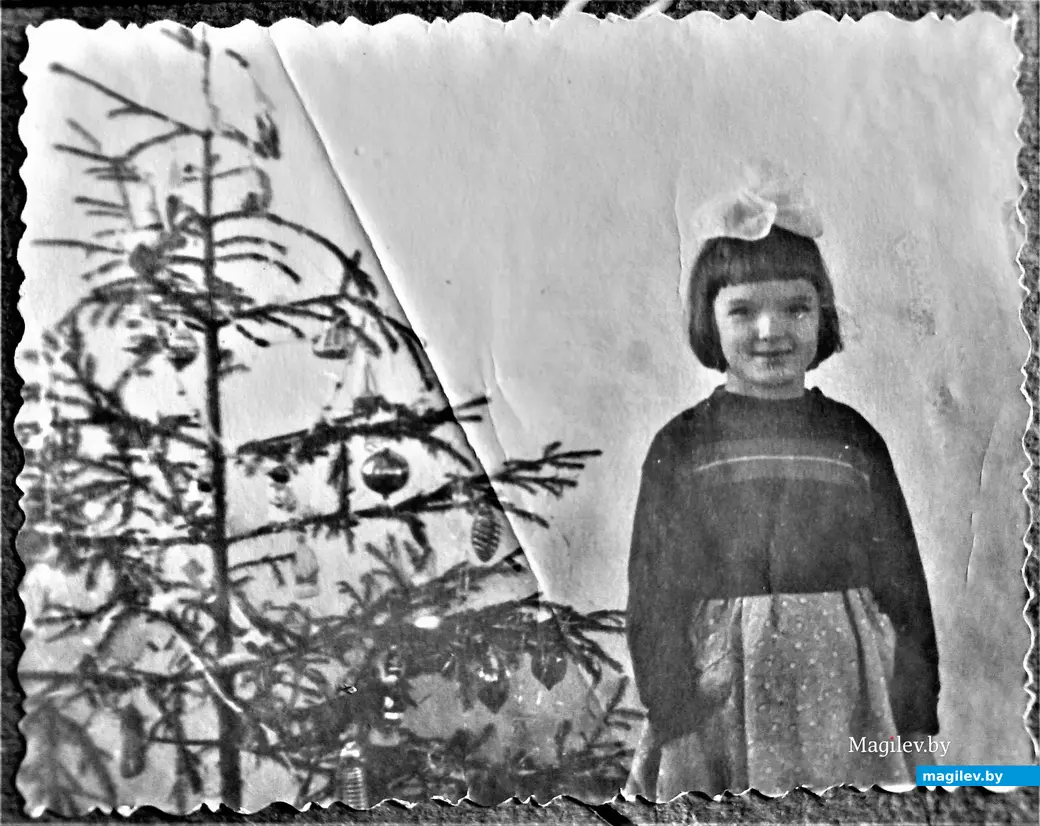 Маленькая Наташа возле домашней елки, 1959-й год.