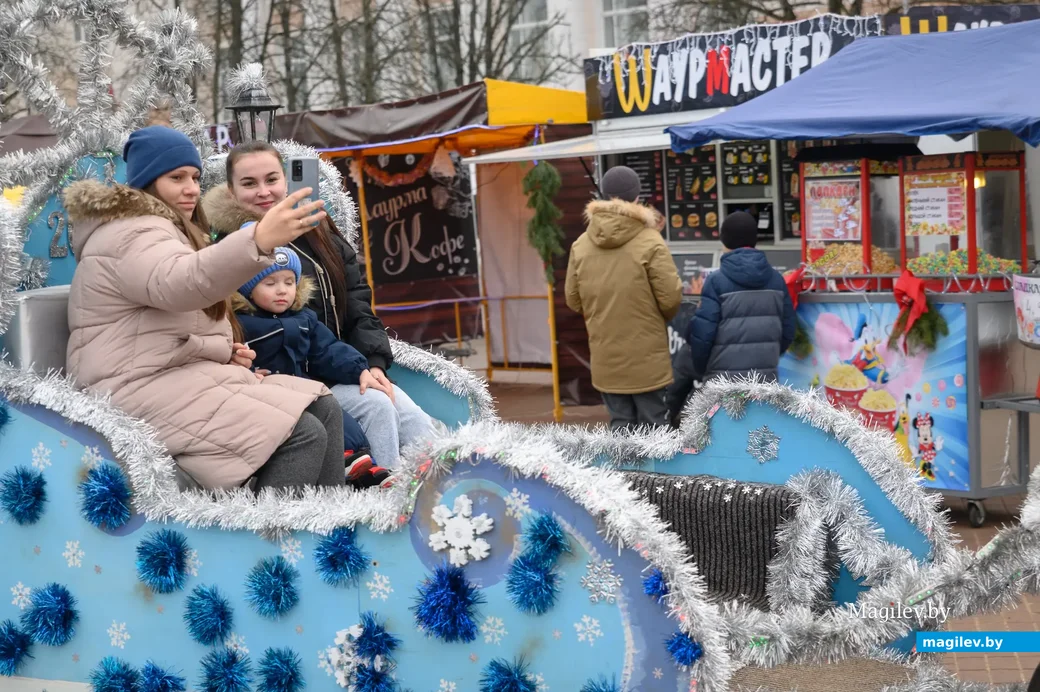 02.01.2023. Бобруйск. Театрализованную программу для детей «Время сказочных затей!» на площади