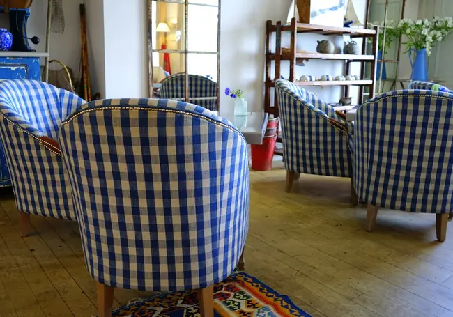 Как избавиться от вмятин, оставленных на линолеуме ножками мебели: простой способ