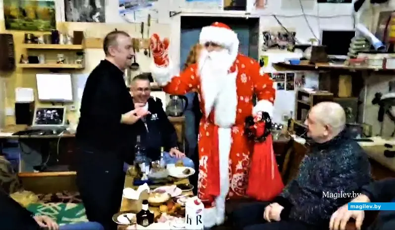 Дед Мороз (Игорь Коржов) был впечатлен частушкой Коли Аладьева (слева). Могилев, 30.12.2022 года.