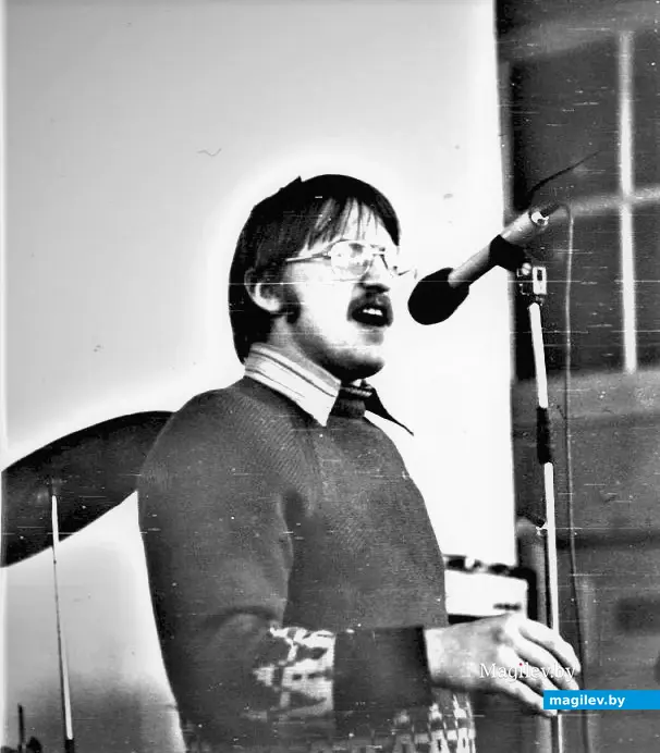 Николай Аладьев у микрофона всегда чувствовал себя уверенно. Могилев, 1980-е годы.