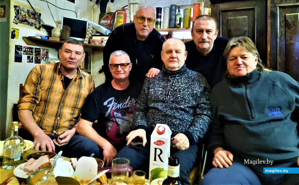 Встреча в мастерской (Виктор Поздняков – сидит, второй справа). Могилев, 30.12.2022 года.