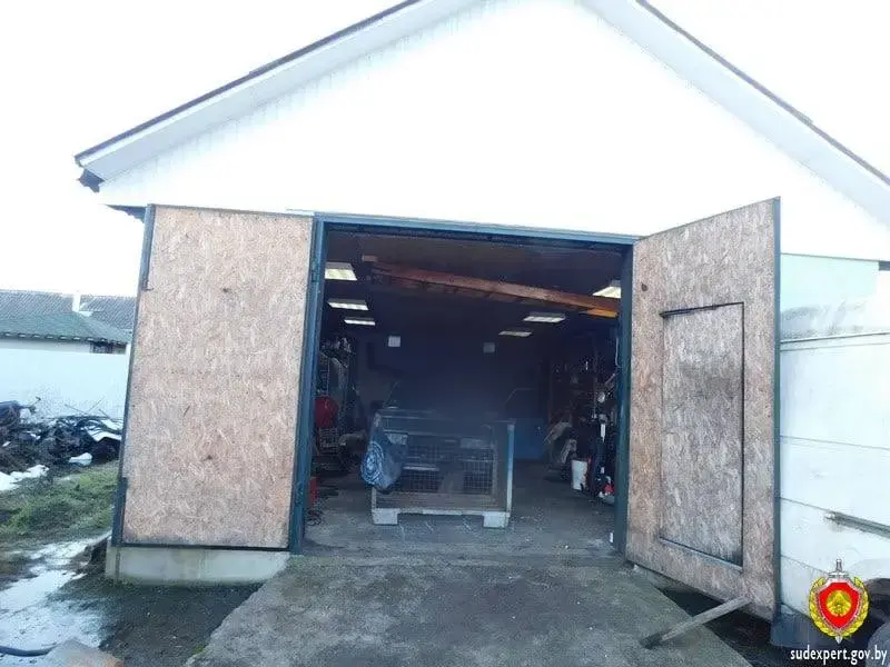 Днем 3 января поступило сообщение об обнаружении тела мужчины в легковом автомобиле, находившемся в гараже на территории частного домовладения по улице 40 лет Октября в