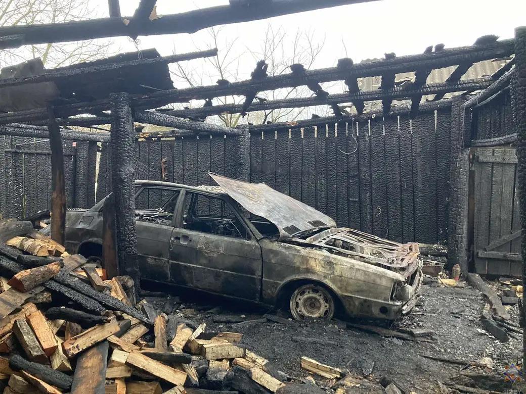 На месте пожара в агрогородке Забелышин Хотимского района. 3.01.2023 г. Фото: mogilev.mchs.gov.by